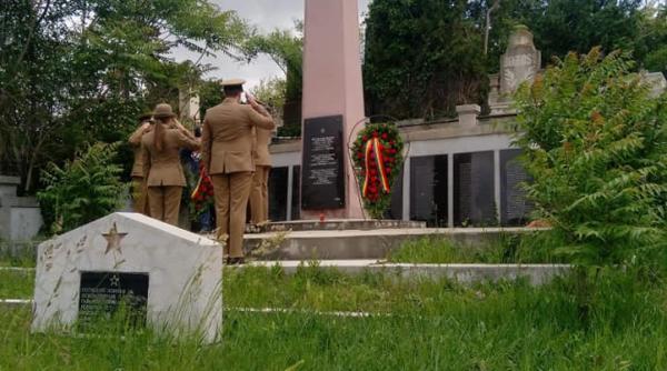 soc la turda au dat onorul soldatilor sovietici stand cu spatele la eroii romani va fac plangere