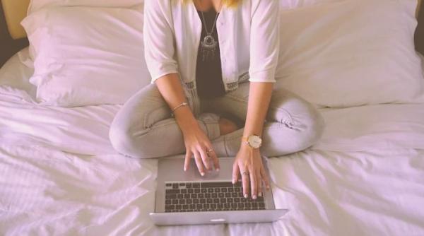 1 din 12 angajati au lucrat de acasa din patul altcuiva statisticile pandemiei