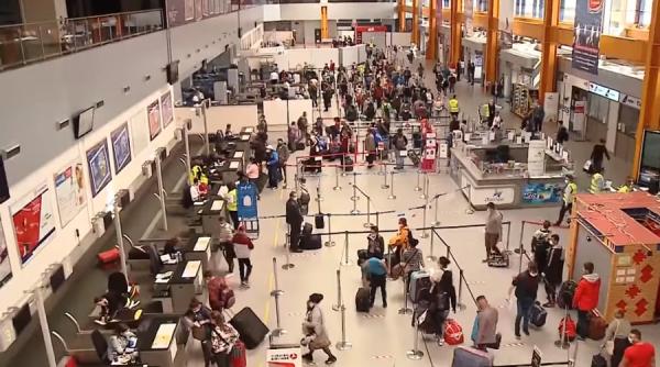 sute de romani revin in tara  mae  operatiune de repatriere