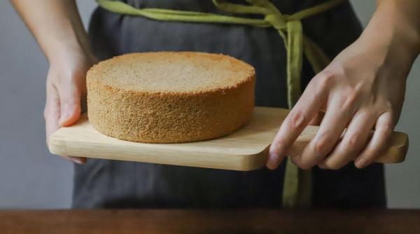 tort delicios cu blat de cacao fara adaos de faina si multe banane