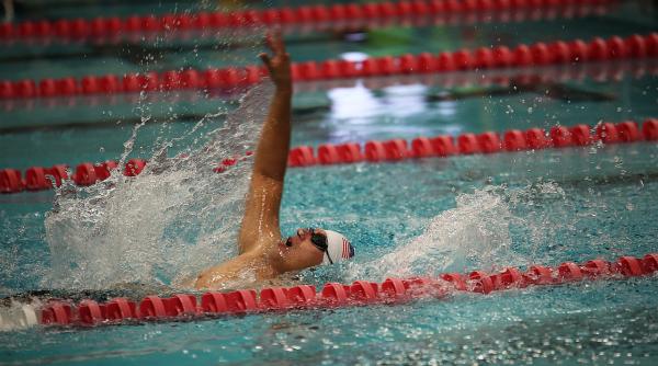 sportivii inotatori obligati sa poarte masca nu au voie sa scuipe sau sa si sufle nasul