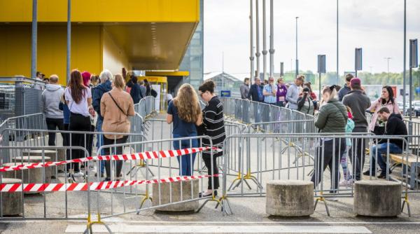 coada in toata parcarea ikea 3 ore de asteptare sa intri la cumparaturi