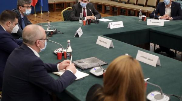 orban discutii la guvern despre redeschiderea mall urilor