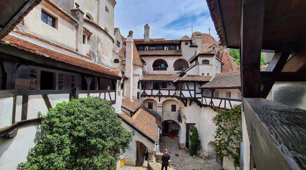 castelul bran s a redeschis pentru vizitatori  cine l a intampinat pe primul vizitator