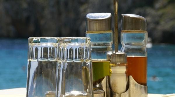 ce se intampla daca pui otet intr un pahar si l acoperi cu o folie gaurita te ai fi gandit la asta