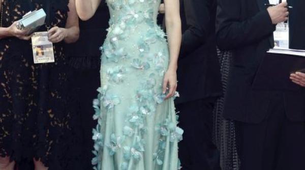 cate blanchett s a taiat cu o drujba