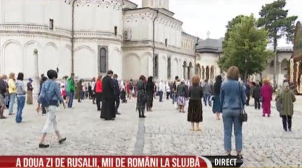 mii de oameni iau parte la slujba de rusalii de la patriarhia romana imagini live