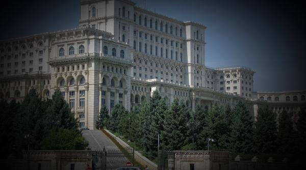 palatului parlamentului iluminat in turcoaz care este motivul