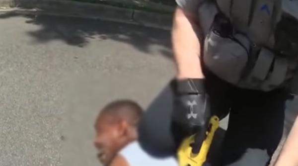 un nou caz floyd face inconjurul lumii politistul foloseste pistol cu electrosocuri