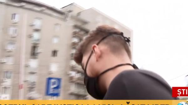 ce scria pe masca purtata de colo cand a fost adus la parchet