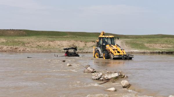 la un pas de inec  un barbat si fiul acestuia  salvati din mijlocul siretului