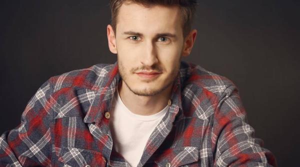 zmenta revolta dupa acuzatia ca instiga la viol punct sa puna mana pe o carte