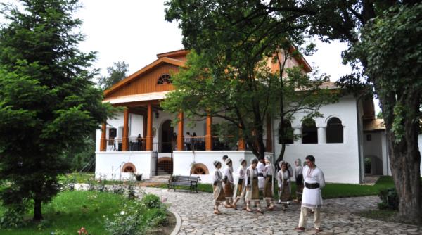 familia covid de la muzeul golesti cine ar fi fost botezat izoleta