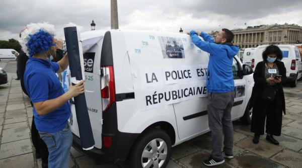 politistii isi arunca pe jos catusele protest dupa ultimele decizii ale guvernului