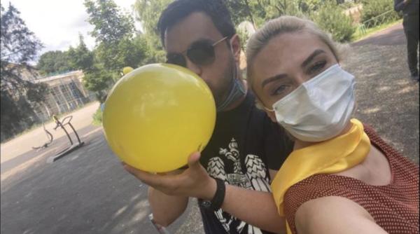 liberalii gest criminal baloane de la partid umflate cu gura daruite copiilor si bunicilor