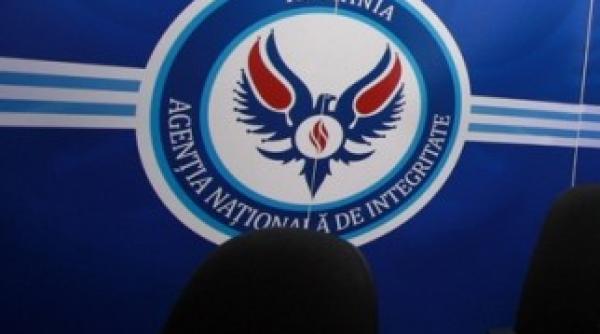 ani  primari  directori si functionari  declarati in incompatibitate conflict de interese  a fost sesizat parchetul