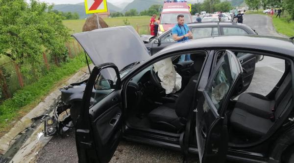 cinci victime dupa ce doua autoturisme au intrat in coliziune pe dn 74