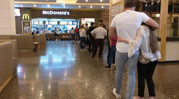 nebunie la mall in prima zi cand s au redeschis cozi interminabile la magazine