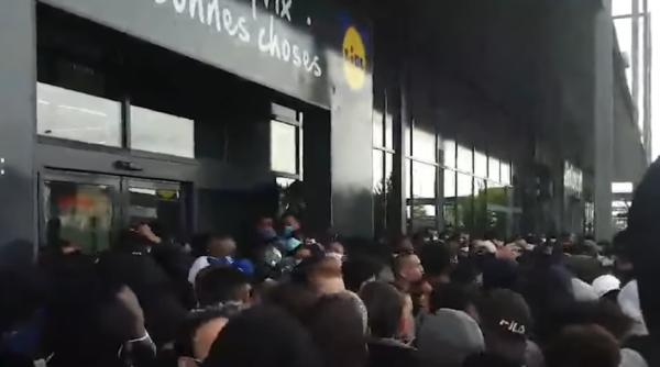 imbulzeala de proportii la deschiderea unui magazin lidl politia a intervenit cu spray lacrimogen