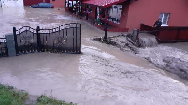 lacrimi si durere in urma inundatiilor din mai multe judete imaginile devastatoare