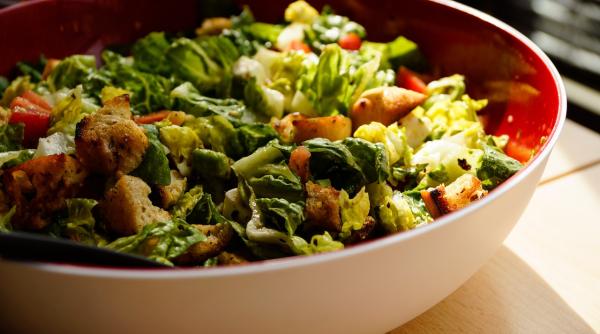 salata de pui cu crutoane si mustar cea mai buna reteta perfecta in zilele de vara