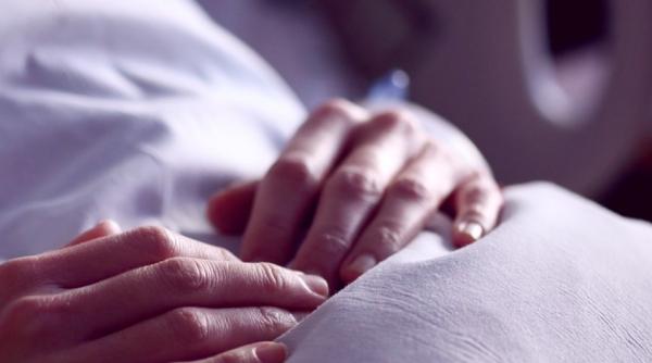 tanara in coma profunda si cu multimple traumatisme dupa ce a fost agresata de concubin