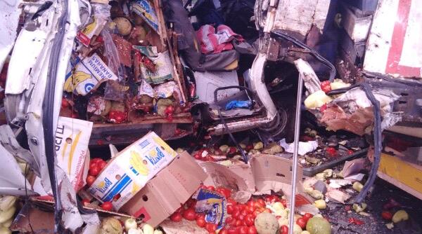 trafic blocat pe valea oltului o dubita cu zarzavaturi a intrat intr un tir