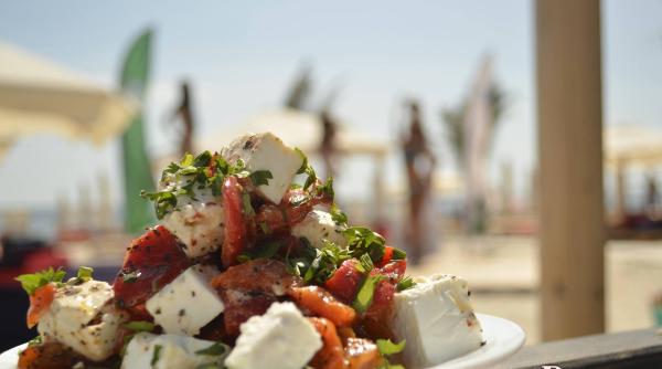 salata de ardei copti cu telemea de capra deliciul pe care nu l poti refuza