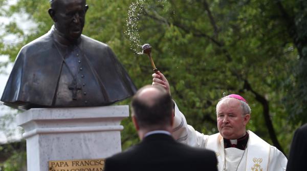 administratia monumentelor si patrimoniului turistic precizare necesara la amplasarea statuii papei francisc