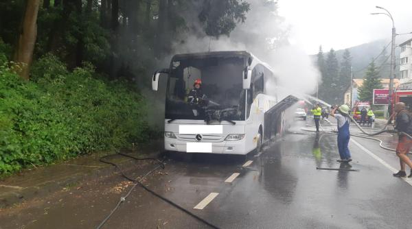 autocar in flacari pe dn 1 peste 40 de persoane la bord