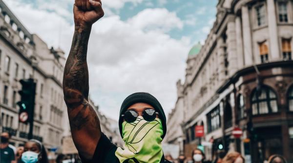 lewis hamilton campionul mondial en titre de formula 1 la protestele anti rasism de la londra