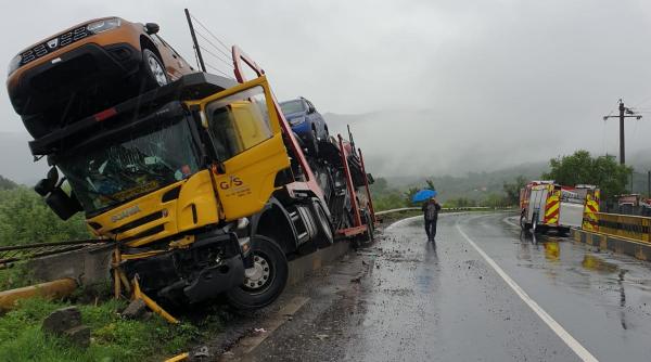 o platforma cu autoturisme noi a intrat intr o magistrala de gaze