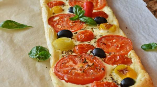 e cea mai buna pizza de casa vei obtine un blat crocant la exterior si pufos in interior