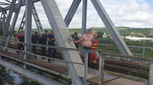salvat de la inec de pompieri dupa ce a sarit in raul tarnava mica
