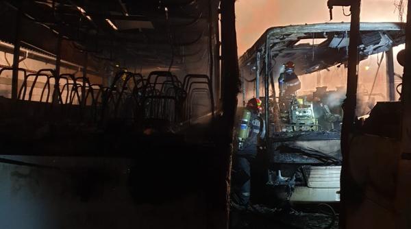 trei autobuze au ars intr o parcare din dambovita