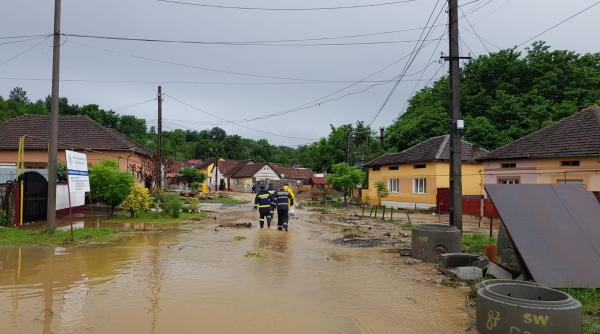viitura puternica in caras severin a fost decopertat un drum pe o lungime de 300 de metri