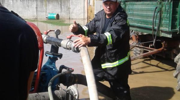 zeci de pompieri intervin acum pentru evacuarea apei din gospodariile inundate