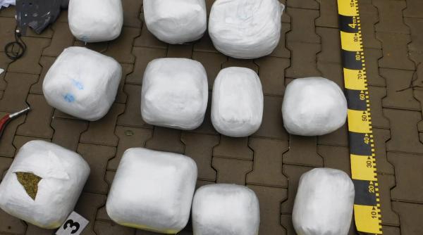 trafic de canabis in sicrie dric fals condus de un roman