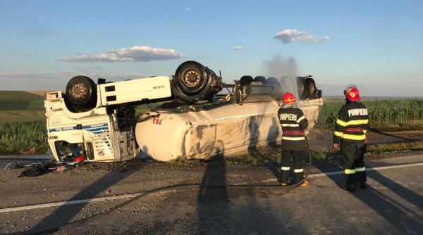 cisterna incarcata 28 000 litri de motorina rasturnata pe dn 24 updatecisterna incarcata cu motorina rasturnata pe dn 24 a luat foc