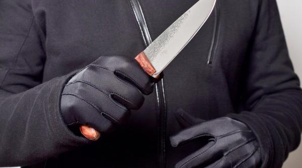 franta roman inchis pentru uciderea amantului bogat al sotiei sale pe ea a alergat o inarmat cu trei cutite