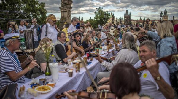 petrecere de adio pentru coronavirus masa de 500 m si nicio distantare sociala