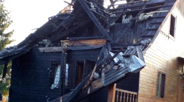 cabana lovita de fulger si distrusa de incendiu ce a urmat