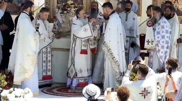 ips teodosie emotionat a venit cu carje si a plecat fara