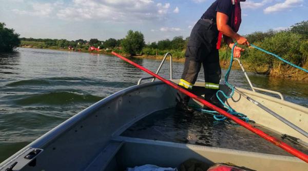 actiune de salvare a unei persoane pe raul arges elicopterul smurd intervine