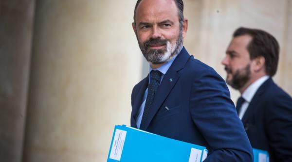 cutremur politic in franta dupa demisia premierului analistul chifu despre marea confruntare