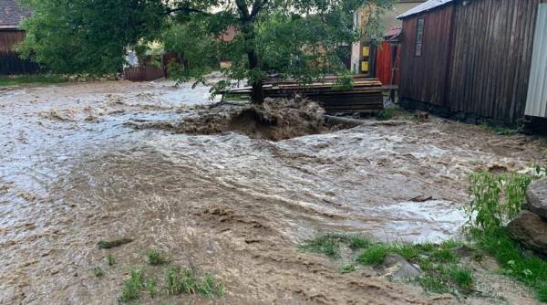 viitura puternica circulatie blocata pe transalpina zeci de autoturisme nu mai pot inainta
