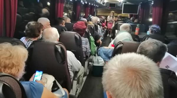 revolta intr un autocar plin cu romani spre grecia toate locurile pline nu se poarta masti