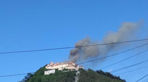 incendiu violent la cetatea rasnov turistii au fost evacuati