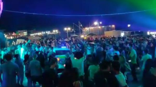 zero reguli la malul marii  imagini halucinante cu mii de tineri  politia a trecut nepasatoare prin multime