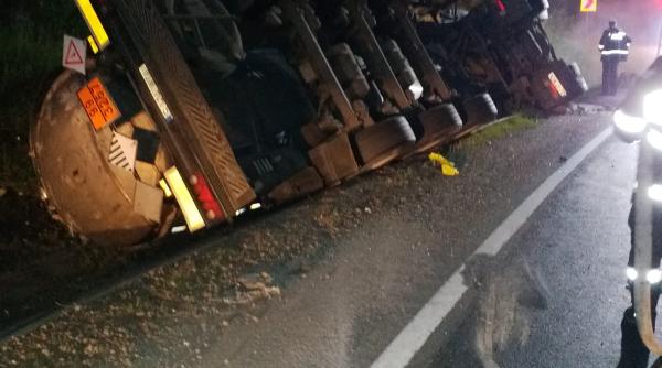cisterna incarcata cu bitum rasturnata pe sosea rezervorul s a spart